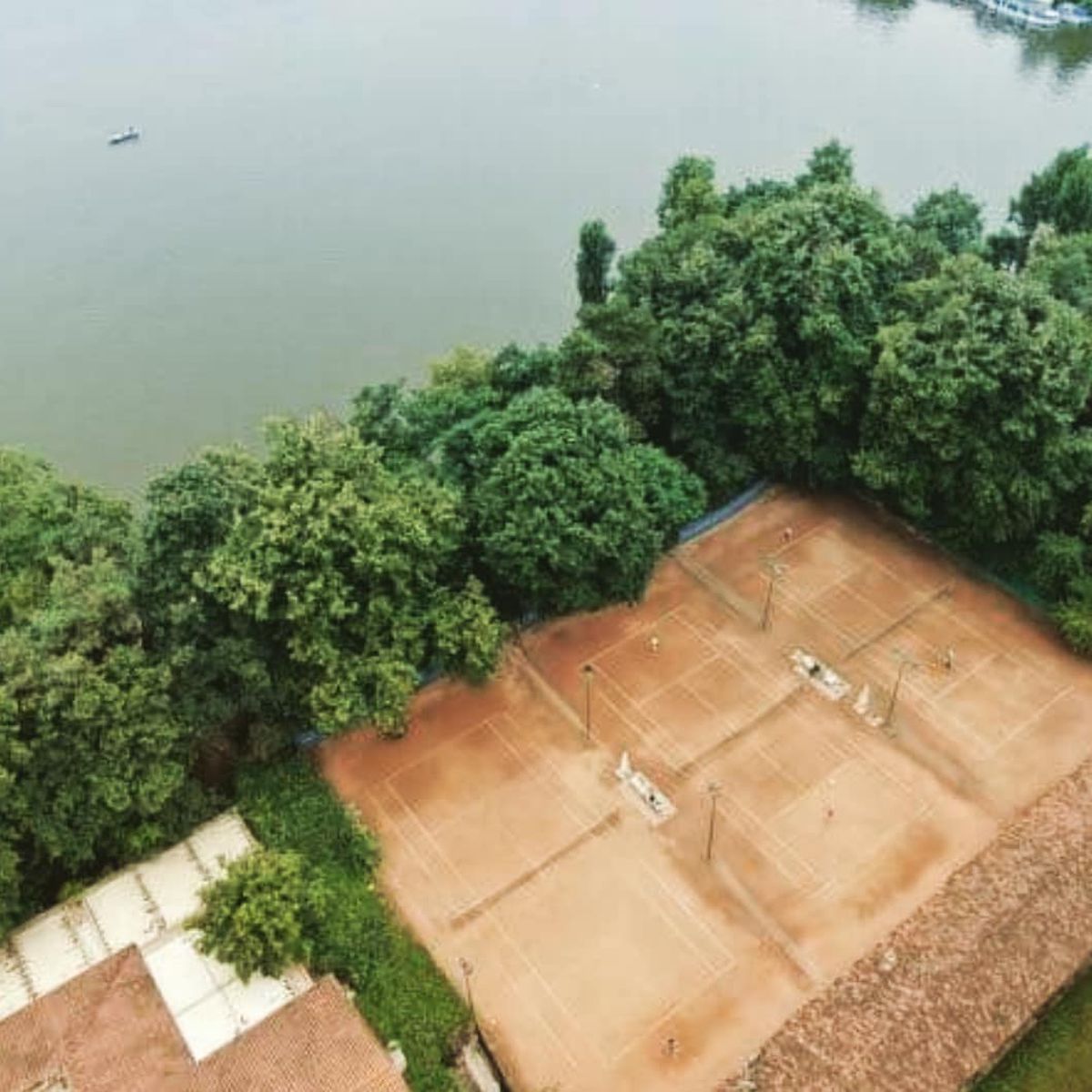 Cum arată „Tennis Club by the Lake”, clubul de tenis deținut de fiul lui Călin Georgescu