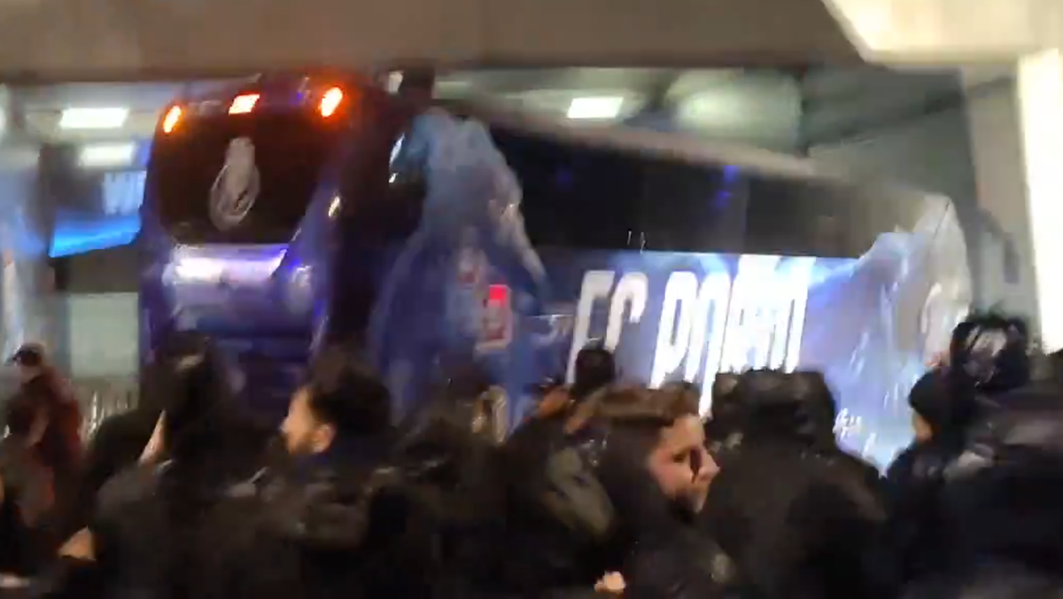 SCENE INCREDIBILE! » Fanii lui Porto au atacat cu torțe autocarul propriei echipe după ultimul meci