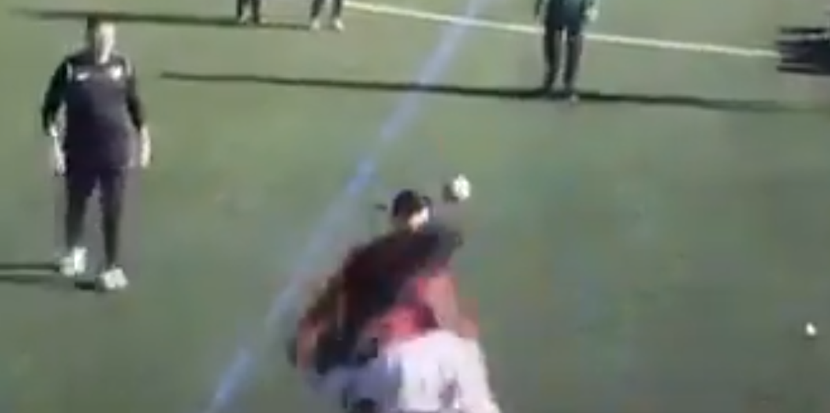 Caz uluitor în Spania! » O femeie a intrat pe teren și l-a plesnit pe arbitru