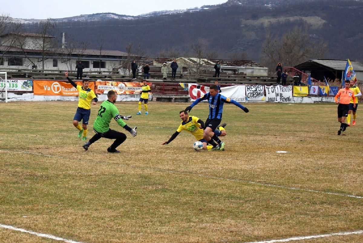 Scene revoltătoare la Copșa Mică: arbitru luat la pumni pe teren!