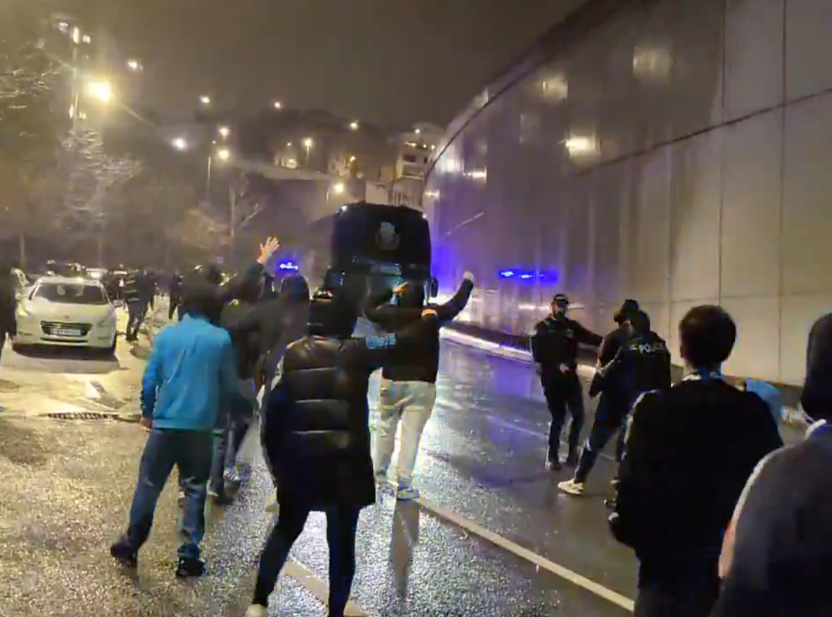 SCENE INCREDIBILE! » Fanii lui Porto au atacat cu torțe autocarul propriei echipe după ultimul meci