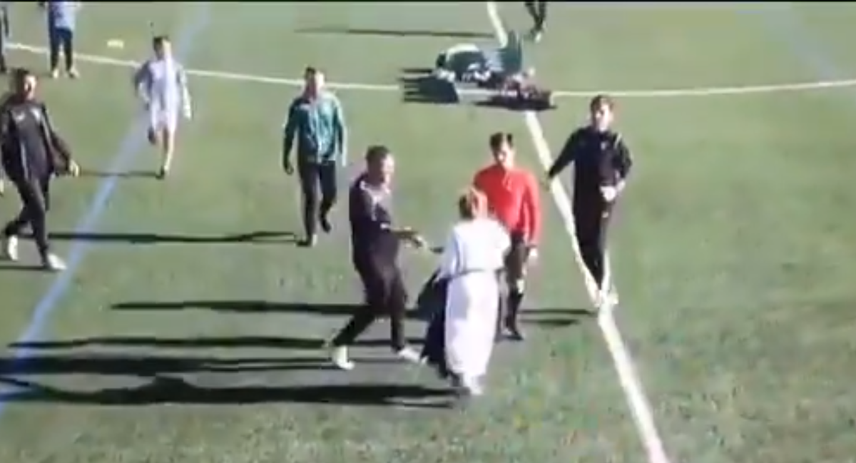 Caz uluitor în Spania! » O femeie a intrat pe teren și l-a plesnit pe arbitru