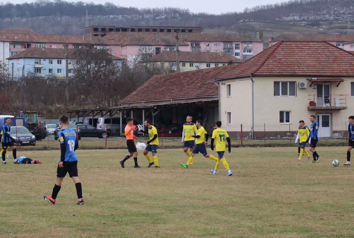 Scene revoltătoare la Copșa Mică: arbitru luat la pumni pe teren!