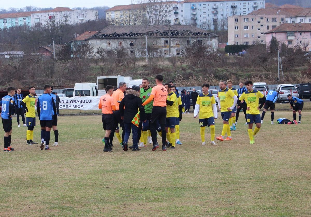 Alte scene revoltătoare în ligile inferioare din România! Arbitrul, luat la pumni pe teren: fotograful a surprins momentul exact al loviturii