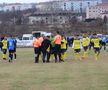 Alte scene revoltătoare în ligile inferioare din România! Arbitrul, luat la pumni pe teren: fotograful a surprins momentul exact al loviturii
