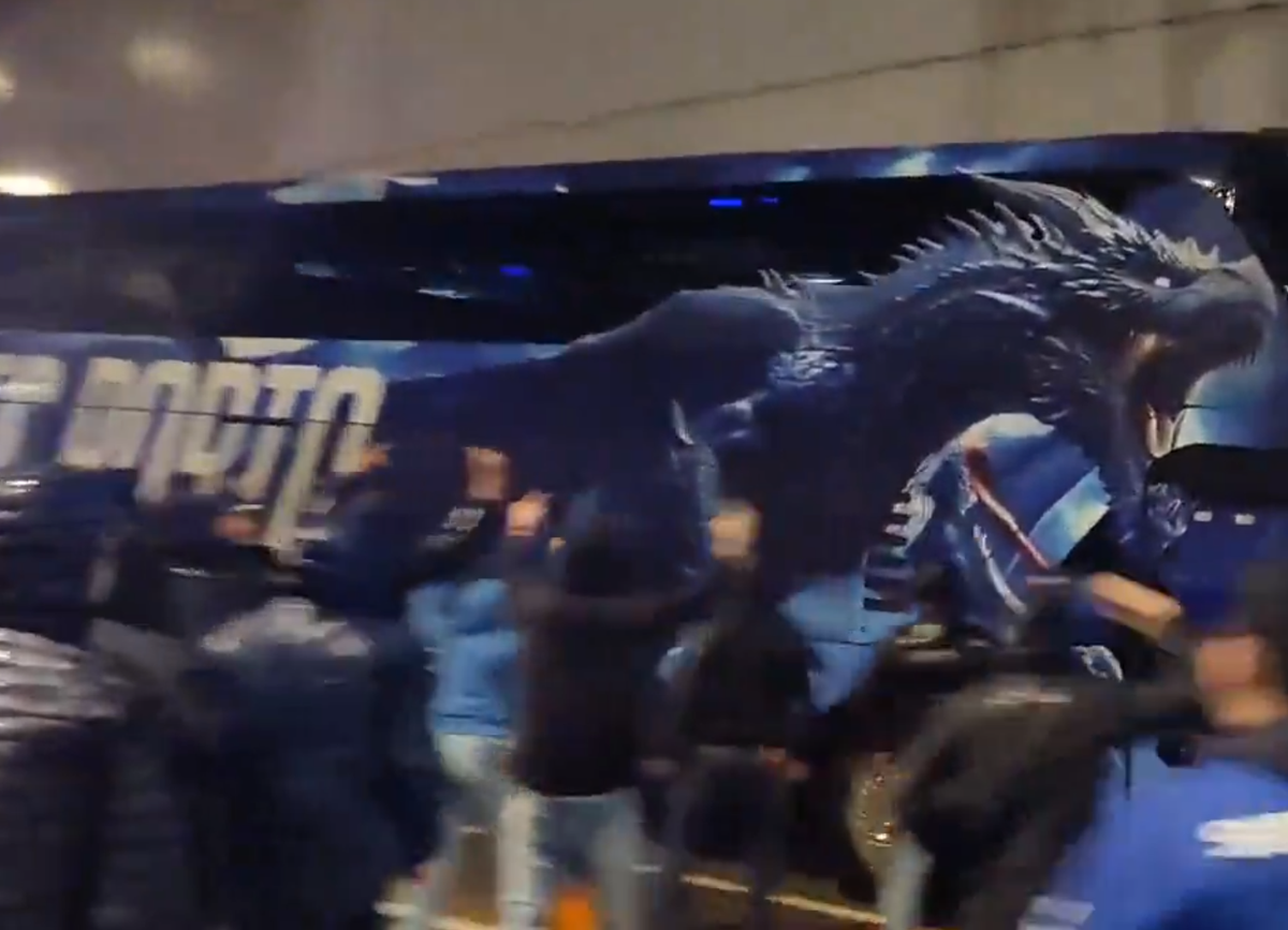 SCENE INCREDIBILE! » Fanii lui Porto au atacat cu torțe autocarul propriei echipe după ultimul meci