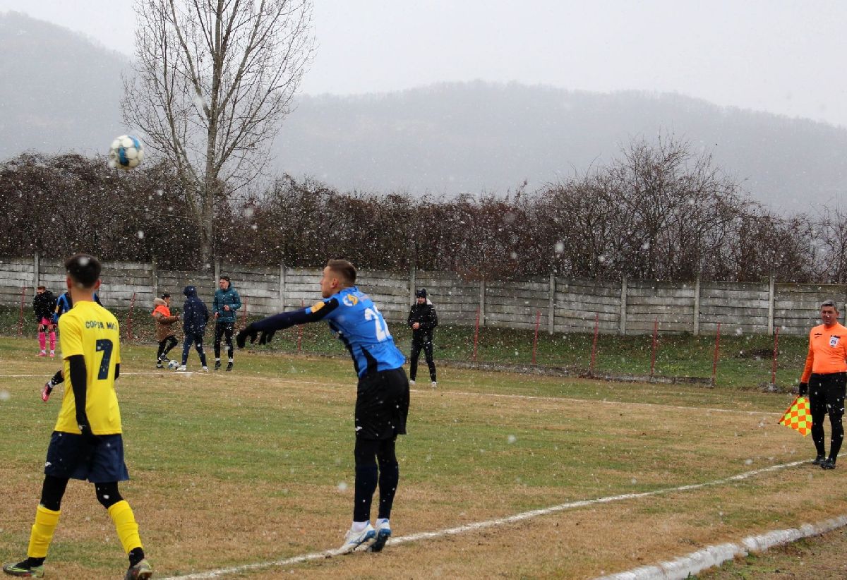 Scene revoltătoare la Copșa Mică: arbitru luat la pumni pe teren!