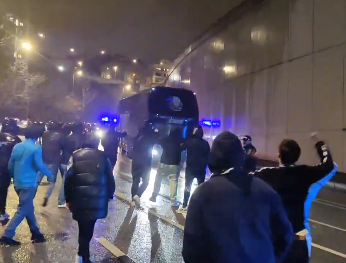 SCENE INCREDIBILE! » Fanii lui Porto au atacat cu torțe autocarul propriei echipe după ultimul meci