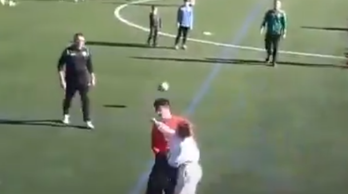 Caz uluitor în Spania! » O femeie a intrat pe teren și l-a plesnit pe arbitru