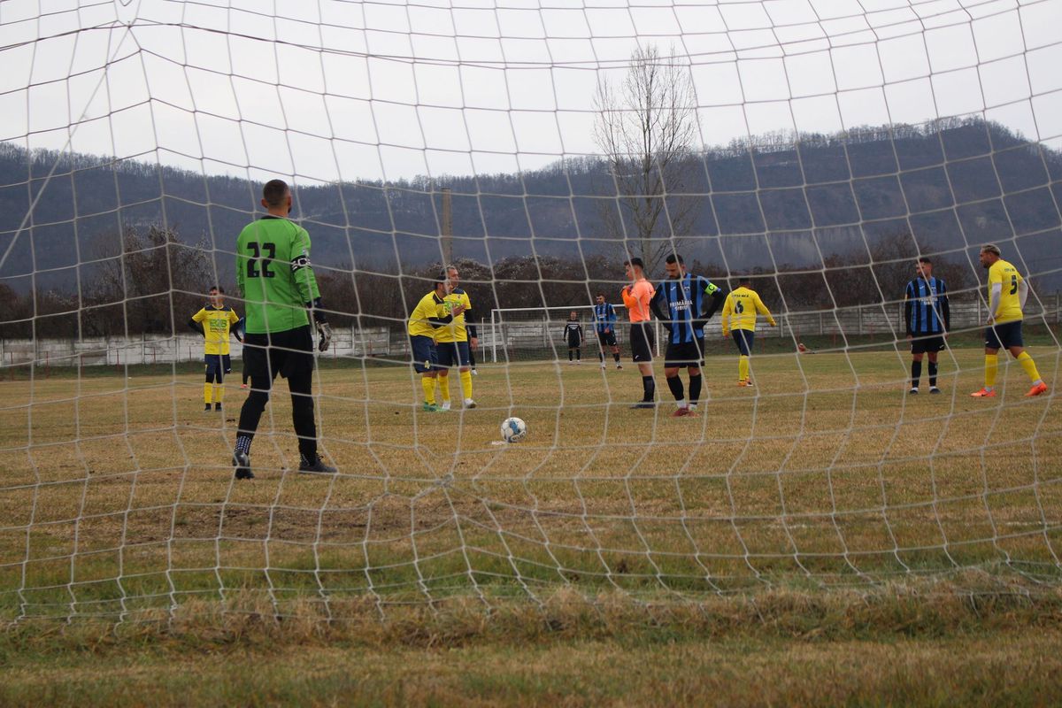 Alte scene revoltătoare în ligile inferioare din România! Arbitrul, luat la pumni pe teren: fotograful a surprins momentul exact al loviturii