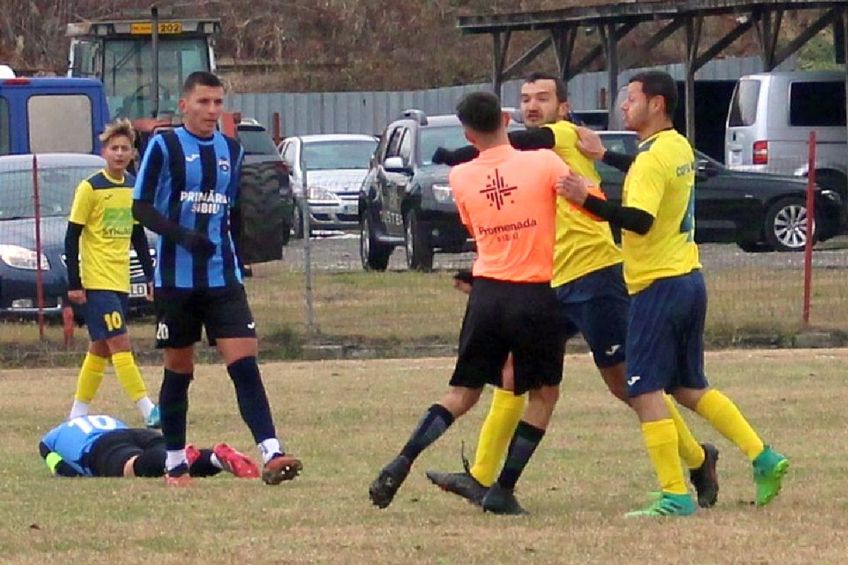 Scene revoltătoare la Copșa Mică: arbitrul a fost luat la pumni pe teren! / Sursă foto: Facebook@ Inter Sibiu