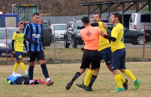 Alte scene revoltătoare în ligile inferioare din România! Arbitrul, luat la pumni pe teren: fotograful a surprins momentul exact al loviturii