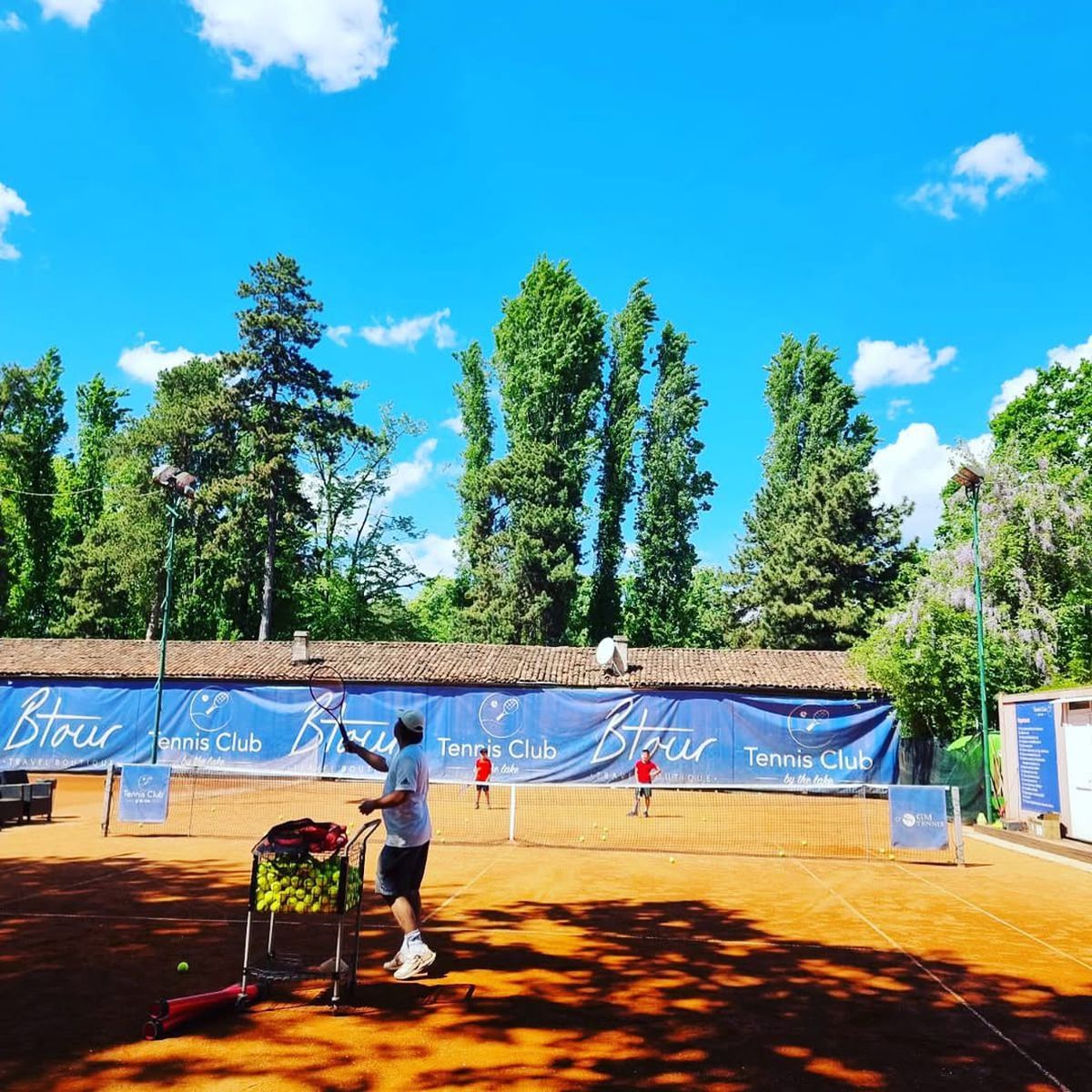 Cum arată „Tennis Club by the Lake”, clubul de tenis deținut de fiul lui Călin Georgescu