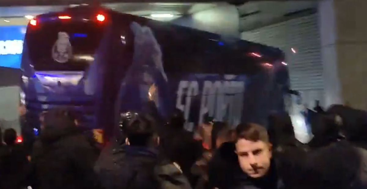 SCENE INCREDIBILE! » Fanii lui Porto au atacat cu torțe autocarul propriei echipe după ultimul meci