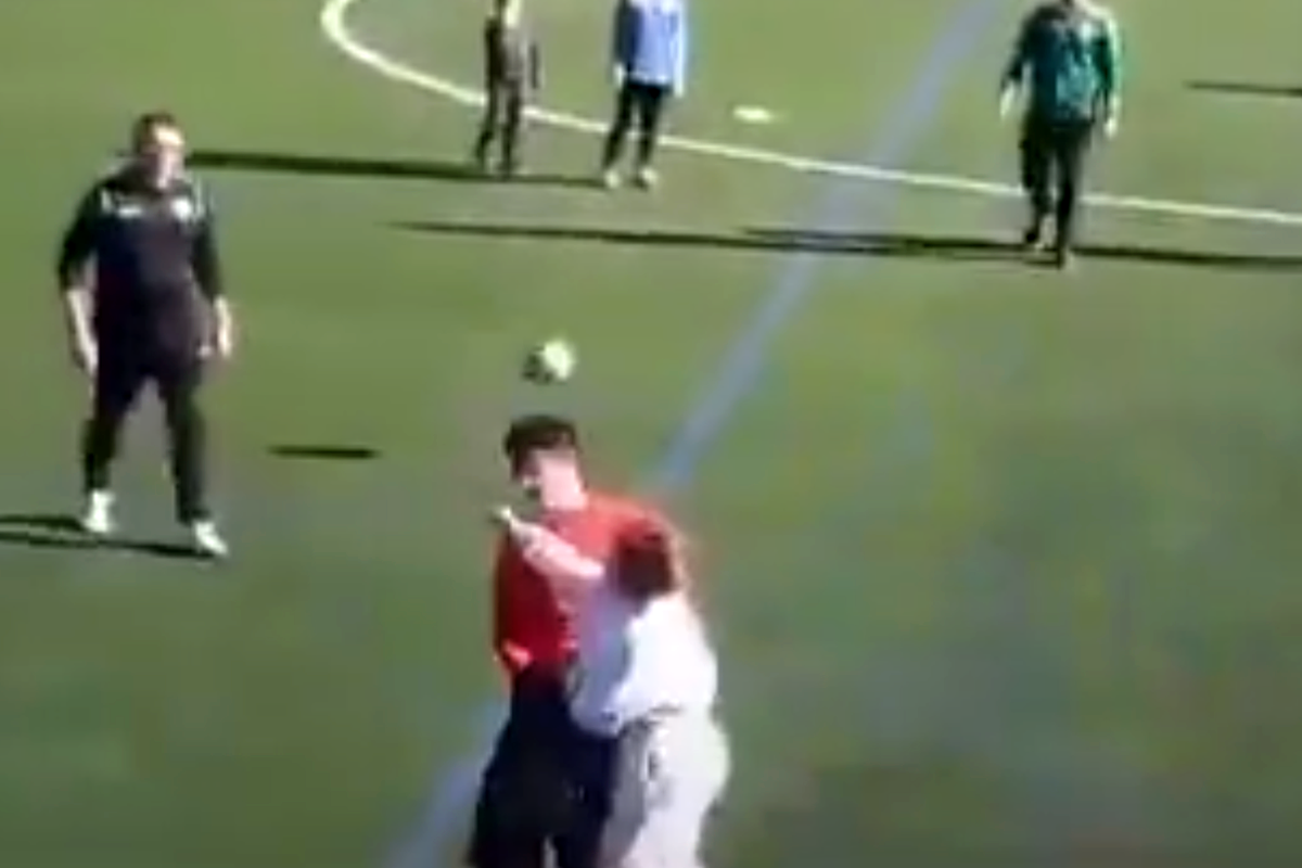 Caz uluitor în Spania! » O femeie a intrat pe teren și l-a plesnit pe arbitru