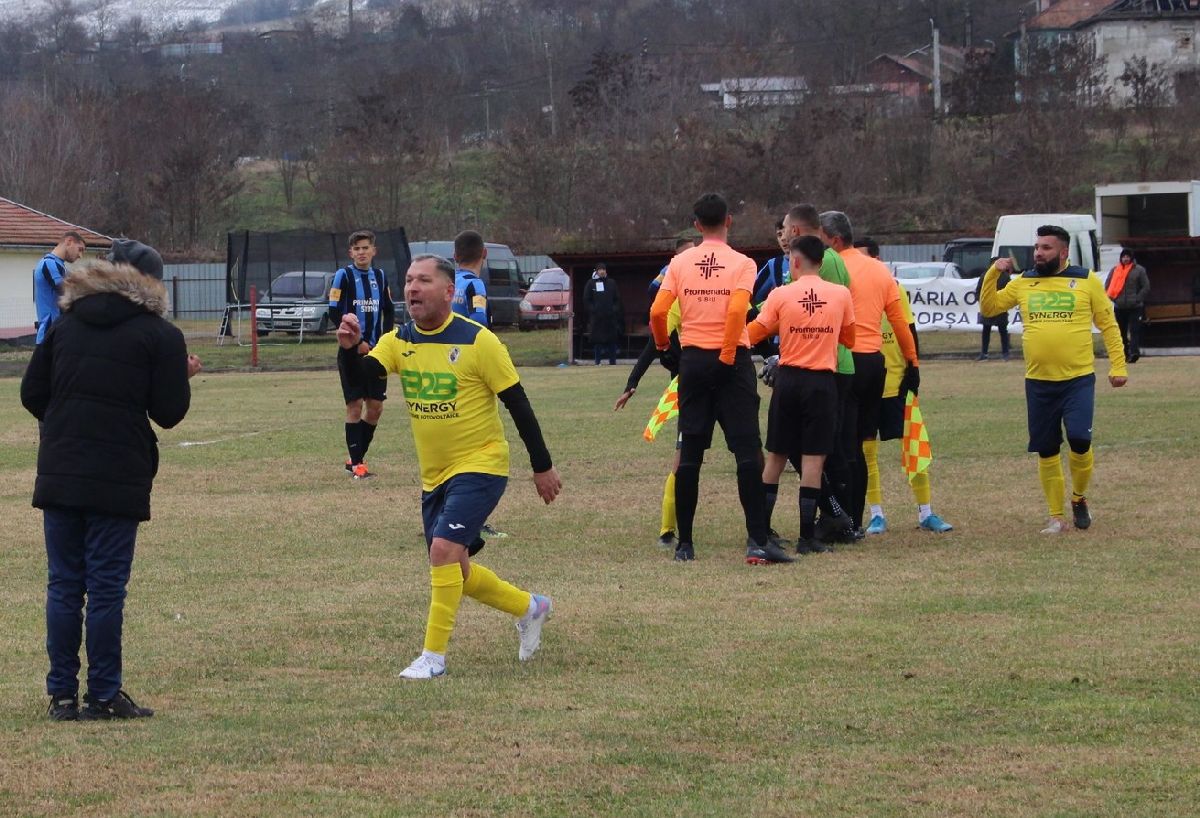 Alte scene revoltătoare în ligile inferioare din România! Arbitrul, luat la pumni pe teren: fotograful a surprins momentul exact al loviturii