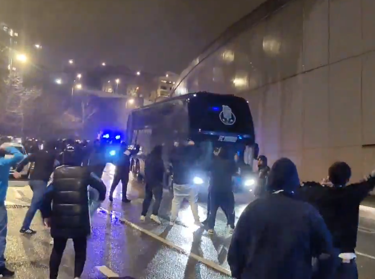 SCENE INCREDIBILE! » Fanii lui Porto au atacat cu torțe autocarul propriei echipe după ultimul meci