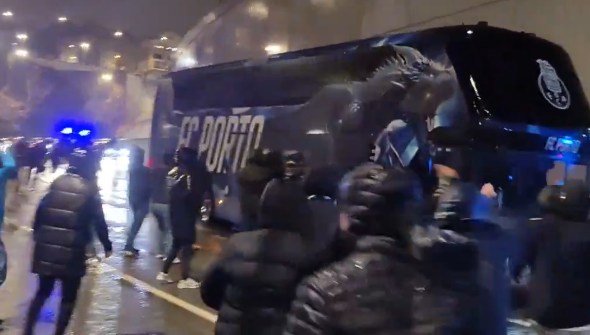 SCENE INCREDIBILE! » Fanii lui Porto au atacat cu torțe autocarul propriei echipe după ultimul meci