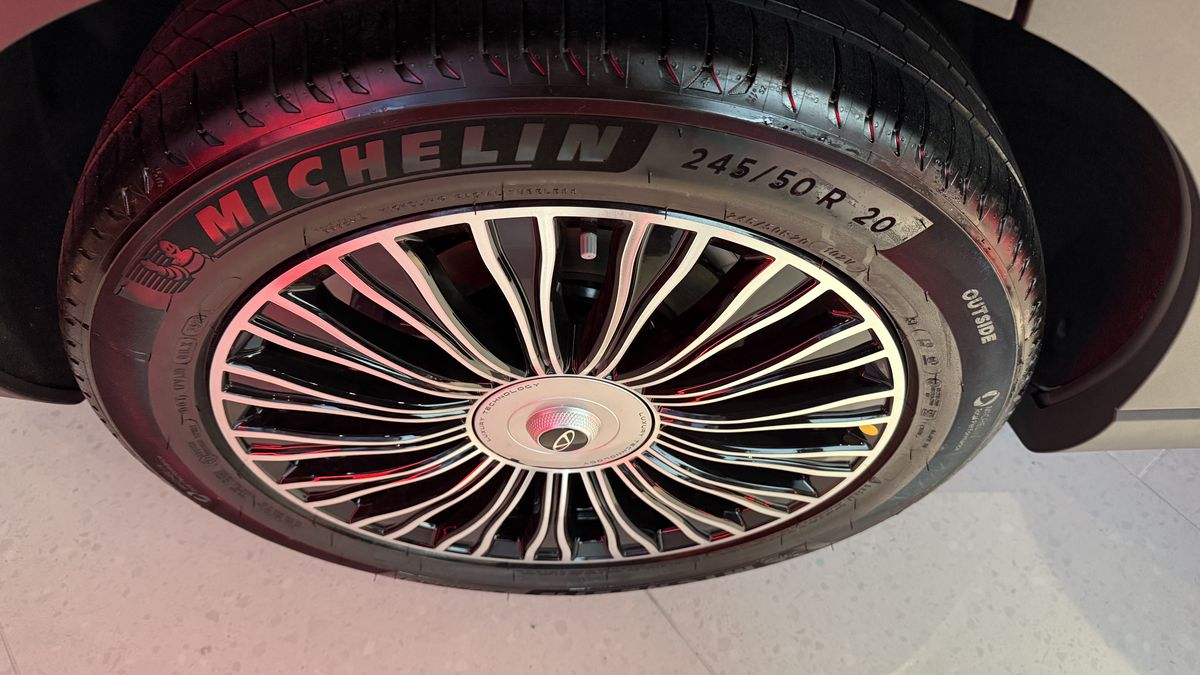 Mașina care vrea să schimbe regulile jocului în România: SUV hibrid premium sub prețul unui BMW X3 second-hand