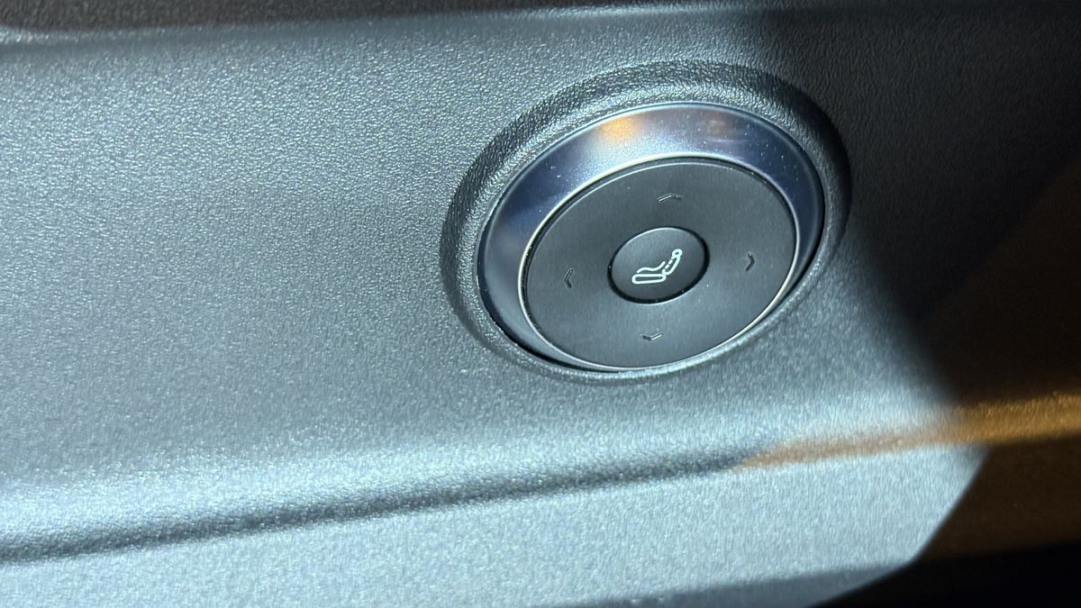 Mașina care vrea să schimbe regulile jocului în România: SUV hibrid premium sub prețul unui BMW X3 second-hand