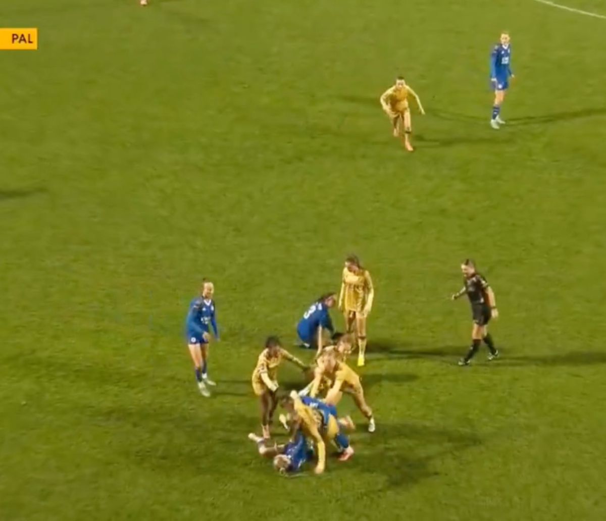 Imagini halucinante pe terenul de fotbal! Mișcare de judo prin care și-a făcut KO adversara