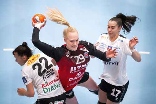 Rebeca Necula, în dreapta, cu numărul 17, este curtată de Rapid // foto: Imago Images