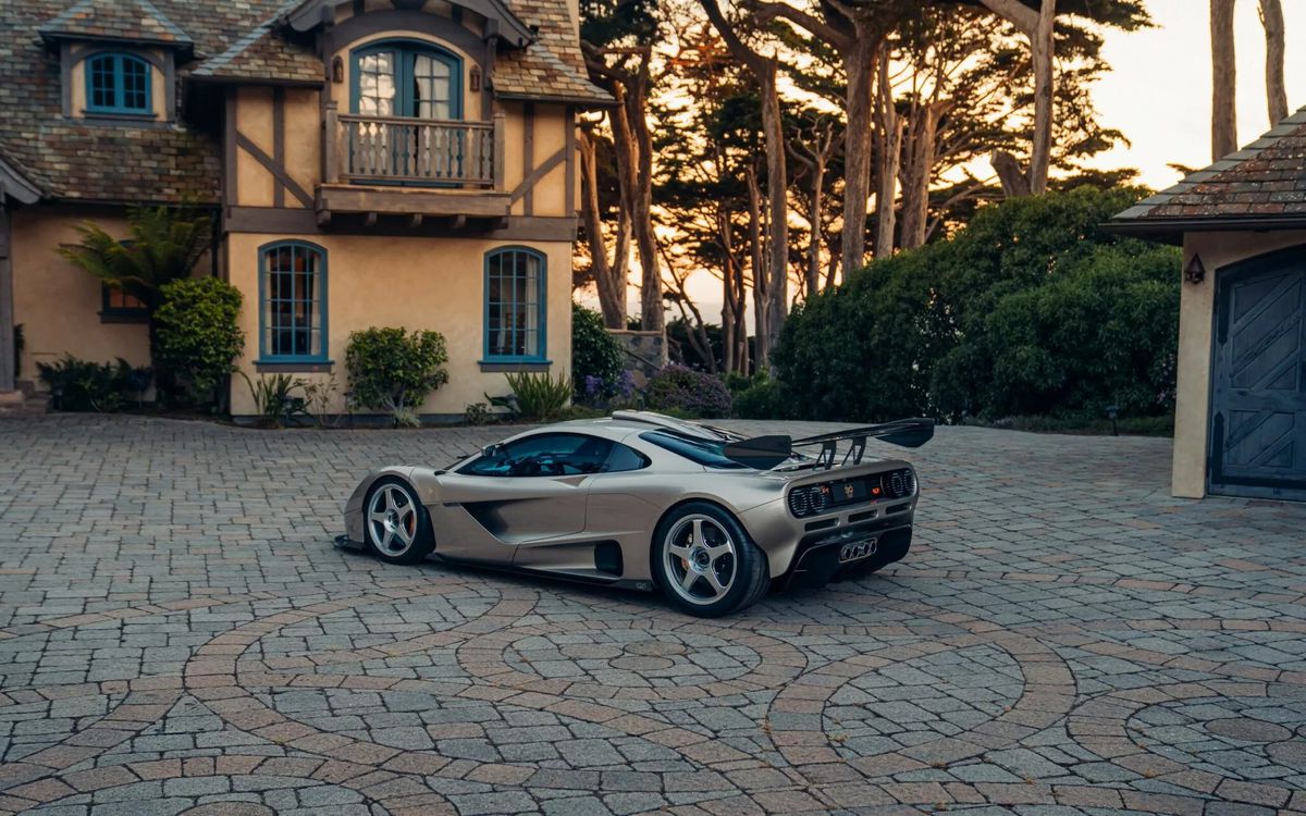 Cea mai scumpă mașină din lume a fost vândută și adusă cu elicopterul » Imagini cum nu s-au mai văzut