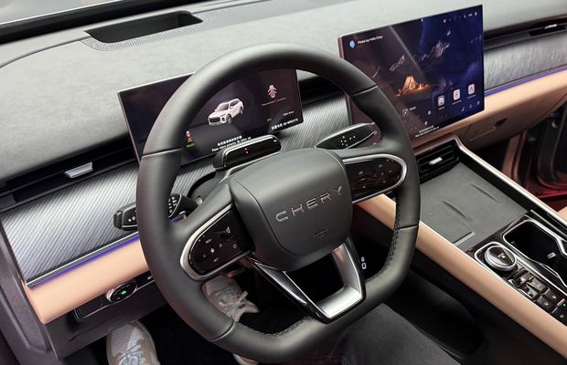 Mașina care vrea să schimbe regulile jocului în România: SUV hibrid premium sub prețul unui BMW X3 second-hand