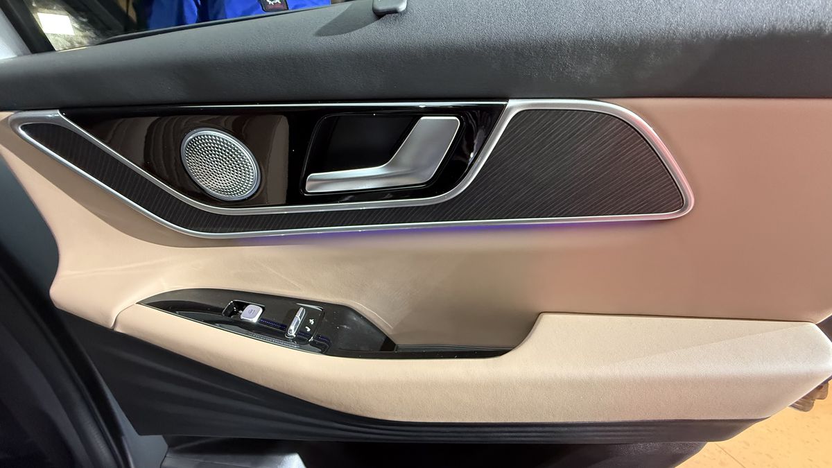 Mașina care vrea să schimbe regulile jocului în România: SUV hibrid premium sub prețul unui BMW X3 second-hand