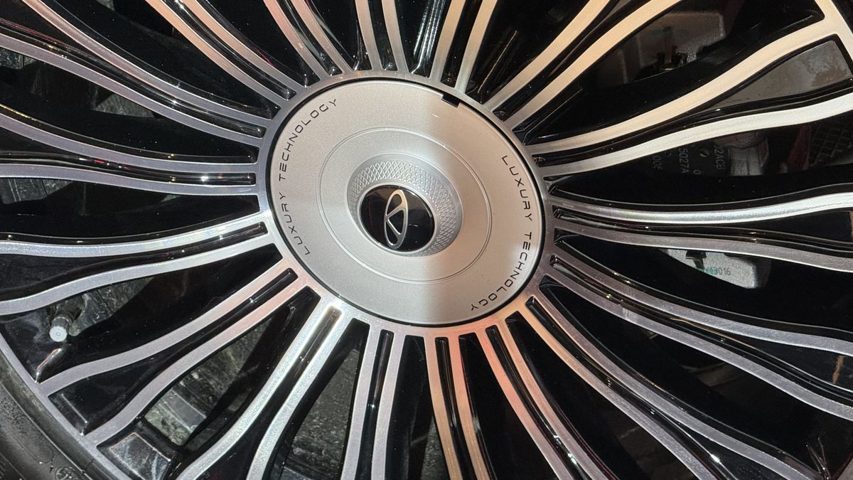 Mașina care vrea să schimbe regulile jocului în România: SUV hibrid premium sub prețul unui BMW X3 second-hand