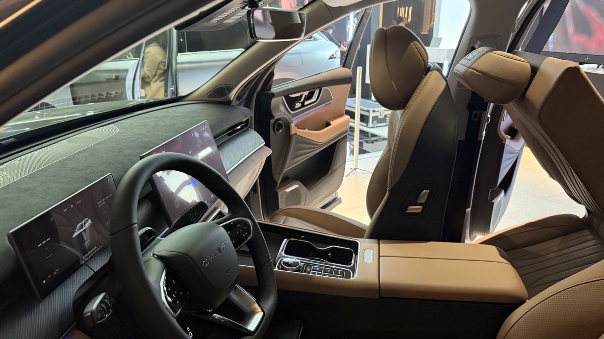 Mașina care vrea să schimbe regulile jocului în România: SUV hibrid premium sub prețul unui BMW X3 second-hand