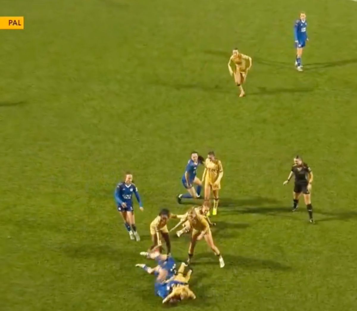 Ruesha Littlejohn, mișcare de judo pe terenul de fotbal