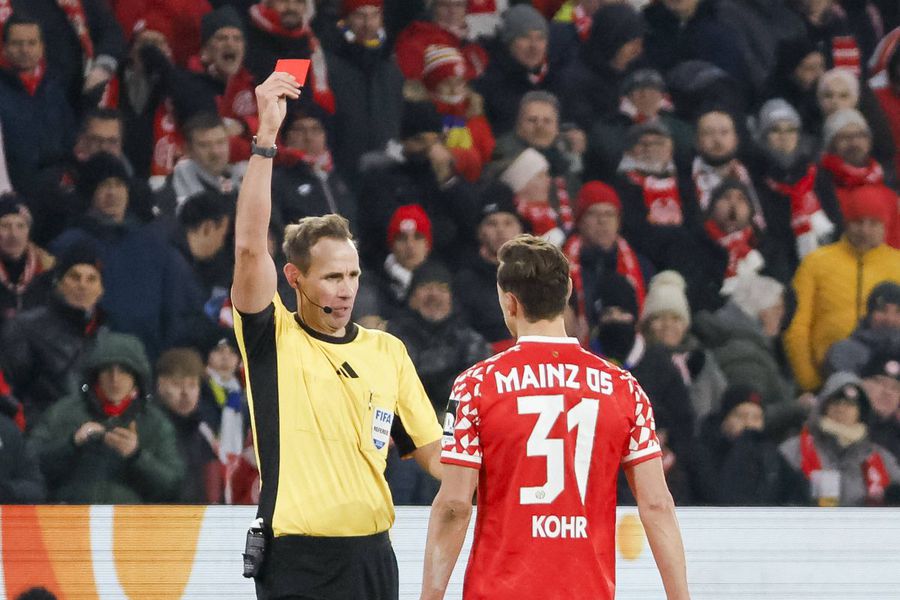 Arbitrul Sascha Stegemann îi arată cartonașul roșu lui Dominik Kohr / Foto: Imago Atenție la „măcelarul” din Mainz! Federația germană l-a suspendat 3 etape și l-a amendat cu 15.000 de euro