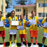 Ema Năstăsie, a doua din stânga, premiată la tabăra de vară organizată de FRF / Sursă foto: Facebook@ FC Argeș