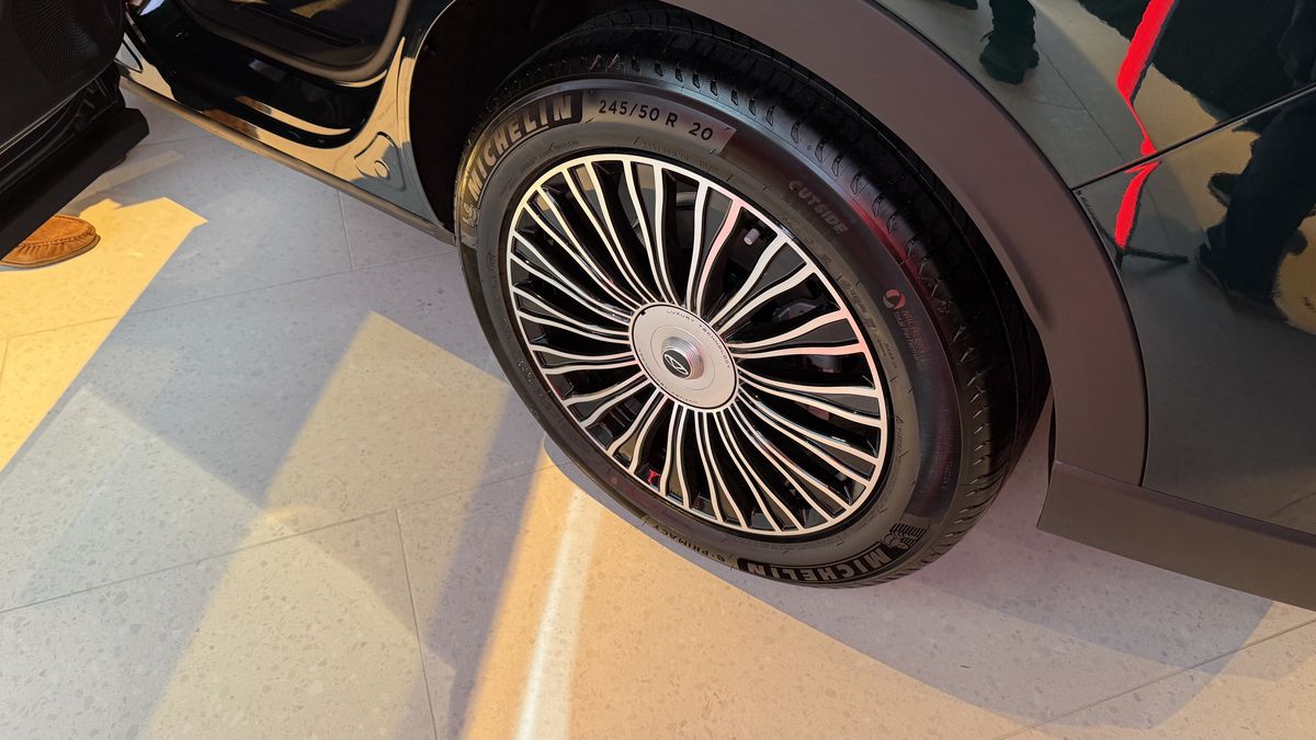 Mașina care vrea să schimbe regulile jocului în România: SUV hibrid premium sub prețul unui BMW X3 second-hand