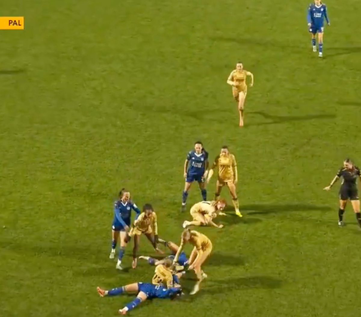 Imagini halucinante pe terenul de fotbal! Mișcare de judo prin care și-a făcut KO adversara