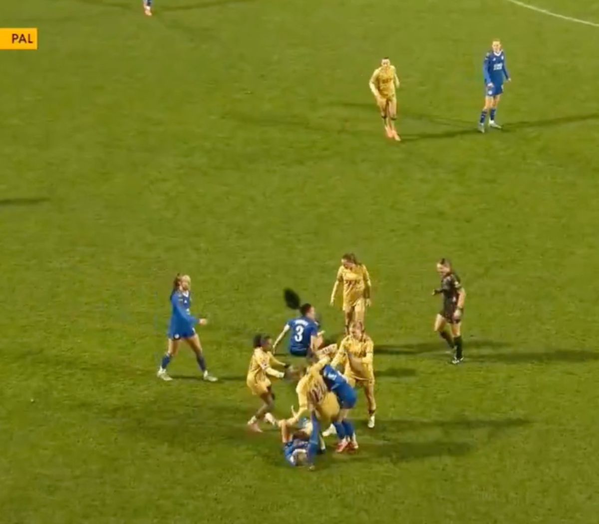 Imagini halucinante pe terenul de fotbal! Mișcare de judo prin care și-a făcut KO adversara