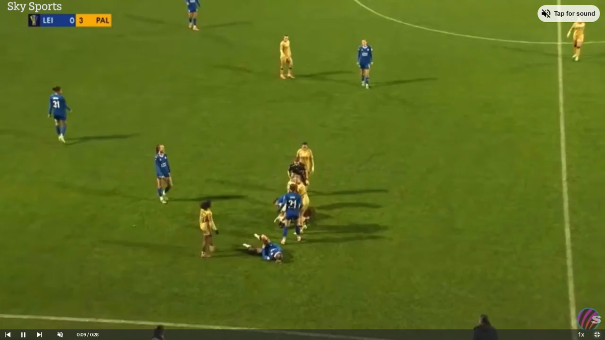 Imagini halucinante pe terenul de fotbal! Mișcare de judo prin care și-a făcut KO adversara