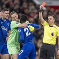 Idrissa Gueye primește cartonașul roșu în timp ce, ținut de portarul Pickford, se ceartă în continuarea cu Michael Keane, coechipierul pe care l-a lovit / Foto: Imago