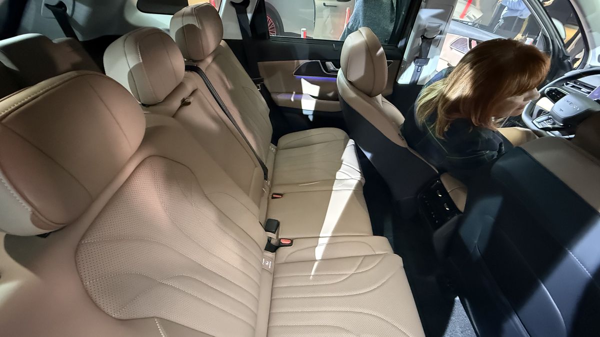 Mașina care vrea să schimbe regulile jocului în România: SUV hibrid premium sub prețul unui BMW X3 second-hand