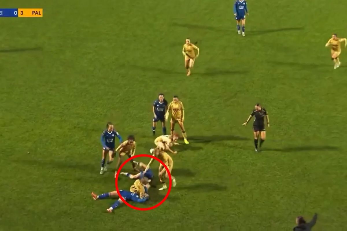 Imagini halucinante pe terenul de fotbal! Mișcare de judo prin care și-a făcut KO adversara