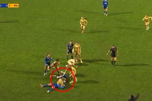 Imagini halucinante pe terenul de fotbal! Mișcare de judo prin care și-a făcut KO adversara