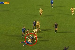 Imagini halucinante pe terenul de fotbal! Mișcare de judo prin care și-a făcut KO adversara