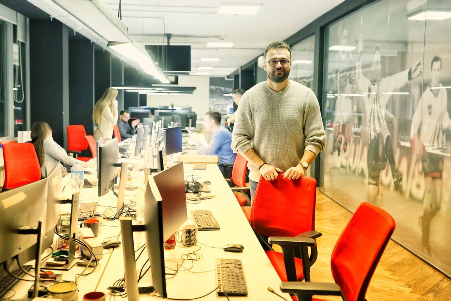 Vladimir Filipovic în câmpul muncii, în redacția Sportal, din centrul Belgradului, alături de colegi Jurnalistul sârb Vladimir Filipovic a dezvăluit marea problemă a celor de la Steaua Roșie: „Acolo sunt slăbiciuni” » Românul în fața cui face o reverență