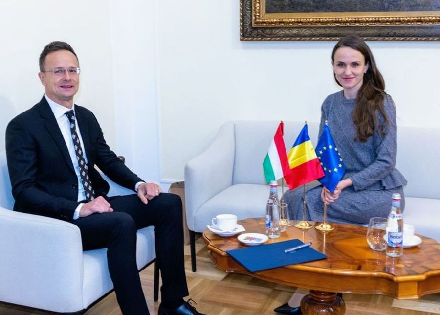 Oana Țoiu și Peter Szijjarto / Sursă foto: Facebook Mesaj de unitate româno-maghiar, după ce Răzvan Burleanu și Oana Țoiu s-au întâlnit cu un politician important de la Budapesta: „Ne străduim”