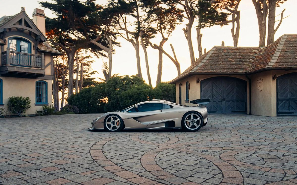 Cea mai scumpă mașină din lume a fost vândută și adusă cu elicopterul » Imagini cum nu s-au mai văzut