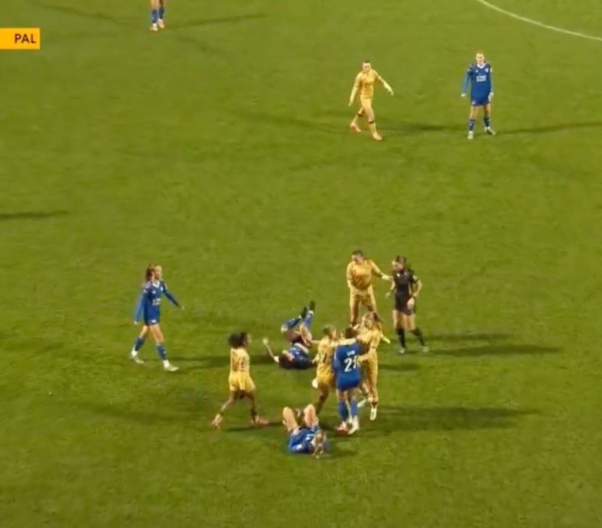 Imagini halucinante pe terenul de fotbal! Mișcare de judo prin care și-a făcut KO adversara