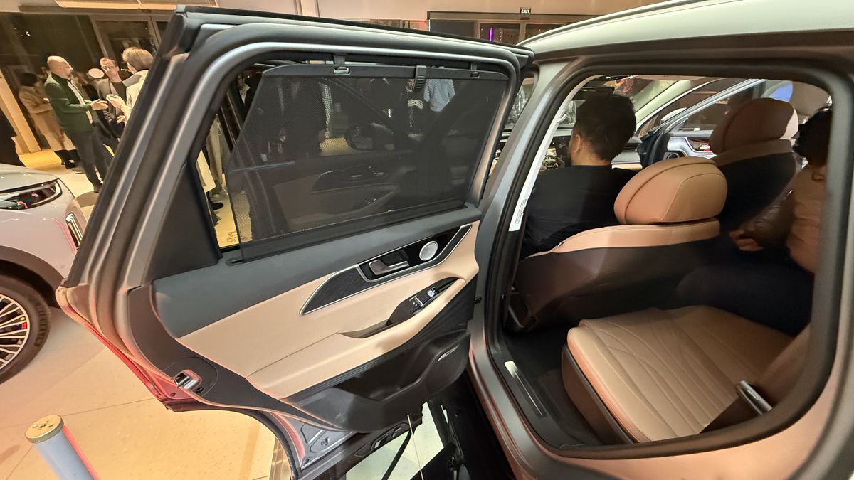 Mașina care vrea să schimbe regulile jocului în România: SUV hibrid premium sub prețul unui BMW X3 second-hand