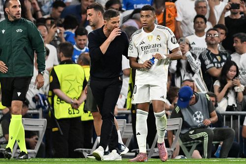 Xabi Alonso, aici dându-i sfaturi lui Kylian Mbappe, e într-o situație delicată la Madrid / Foto: Imago