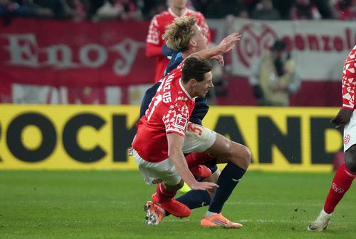 Dominik Kohr îi pune talpa pe gleznă lui Max Moerstedt (Hoffenheim) / Foto: Imago